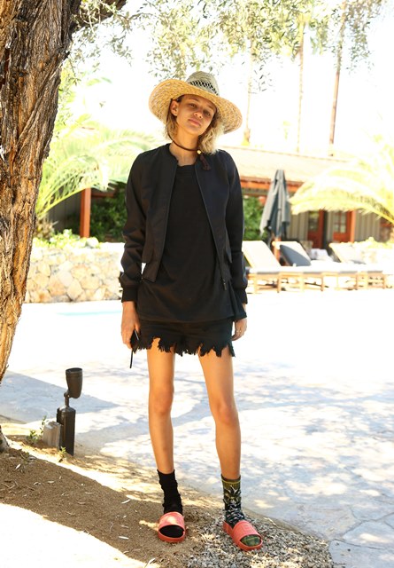 Image 2 - Binx Walton wears Women's Hunter Original 3 Layer Nylon Bomber in Black and Hunter Original Slides in Sunset, 17.04.16