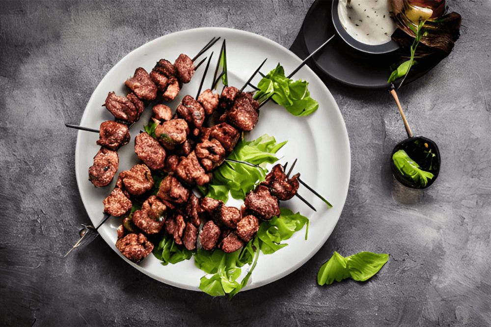 Szaszłyk z wątróbek drobiowych w bekonie z pomidorkami