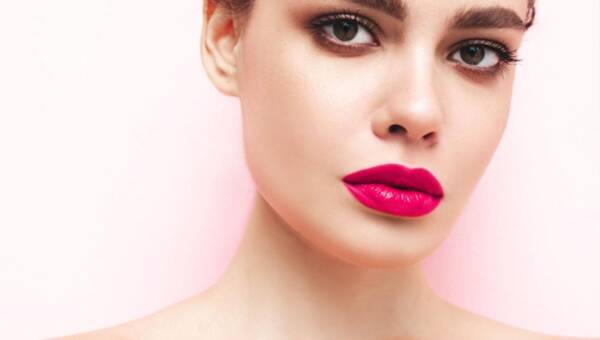 atrakcyjna kobieta młoda z umalowanymi ustami