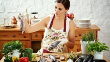 Kobieta przygotowująca jedzenie w domu