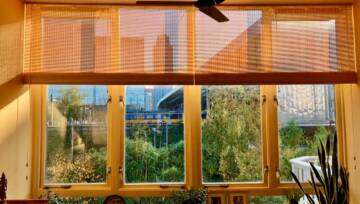 rolety i zasłony w jednym oknie