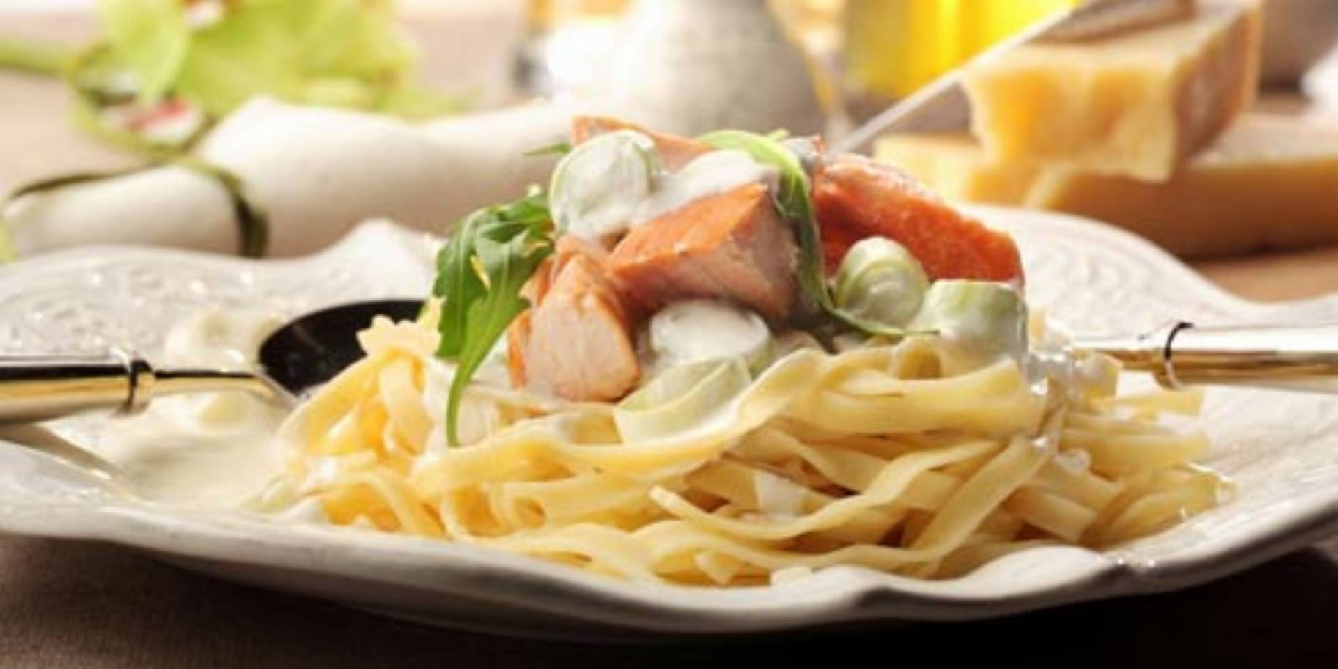 Losos duszony na wstazkach Łosoś duszony na wstążkach z sosem porowo-śmietanowym