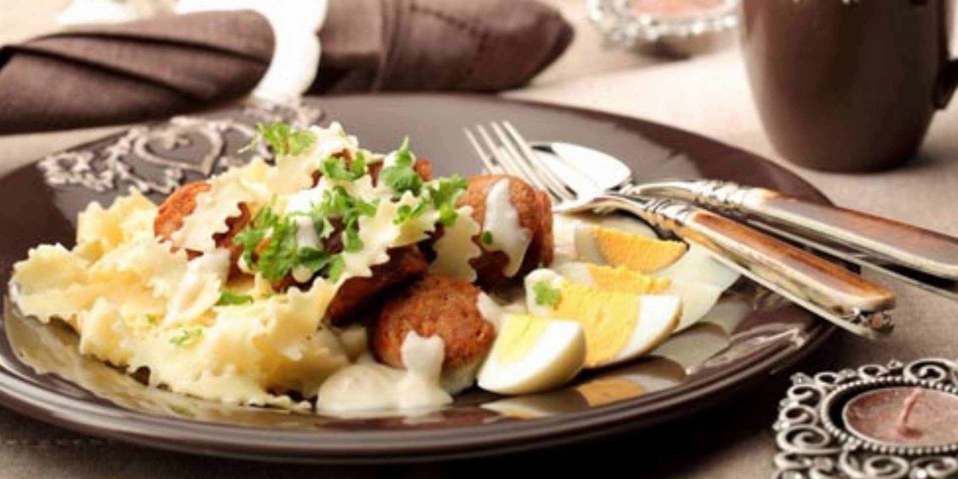 Makaron z białą kiełbasą, chrzanem i gotowanymi jajami