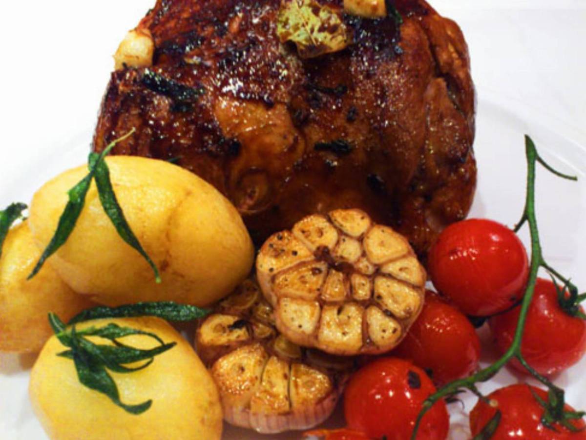 Pieczona jagnięcina z czosnkiem