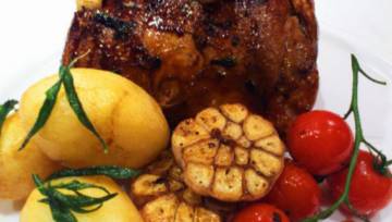Pieczona jagniecina z czosnkiem