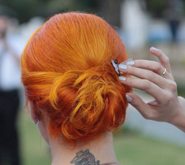 upięcie ślubne z rudymi włosami na karku