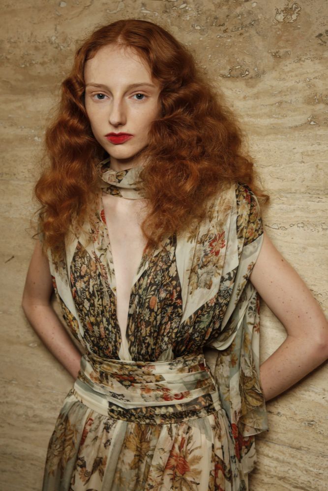 makijaż ust dla rudzielców - ciepła pomadka w odcieniu koralu lub cegły