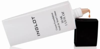 najlepszy podkład rozświetlający Inglot