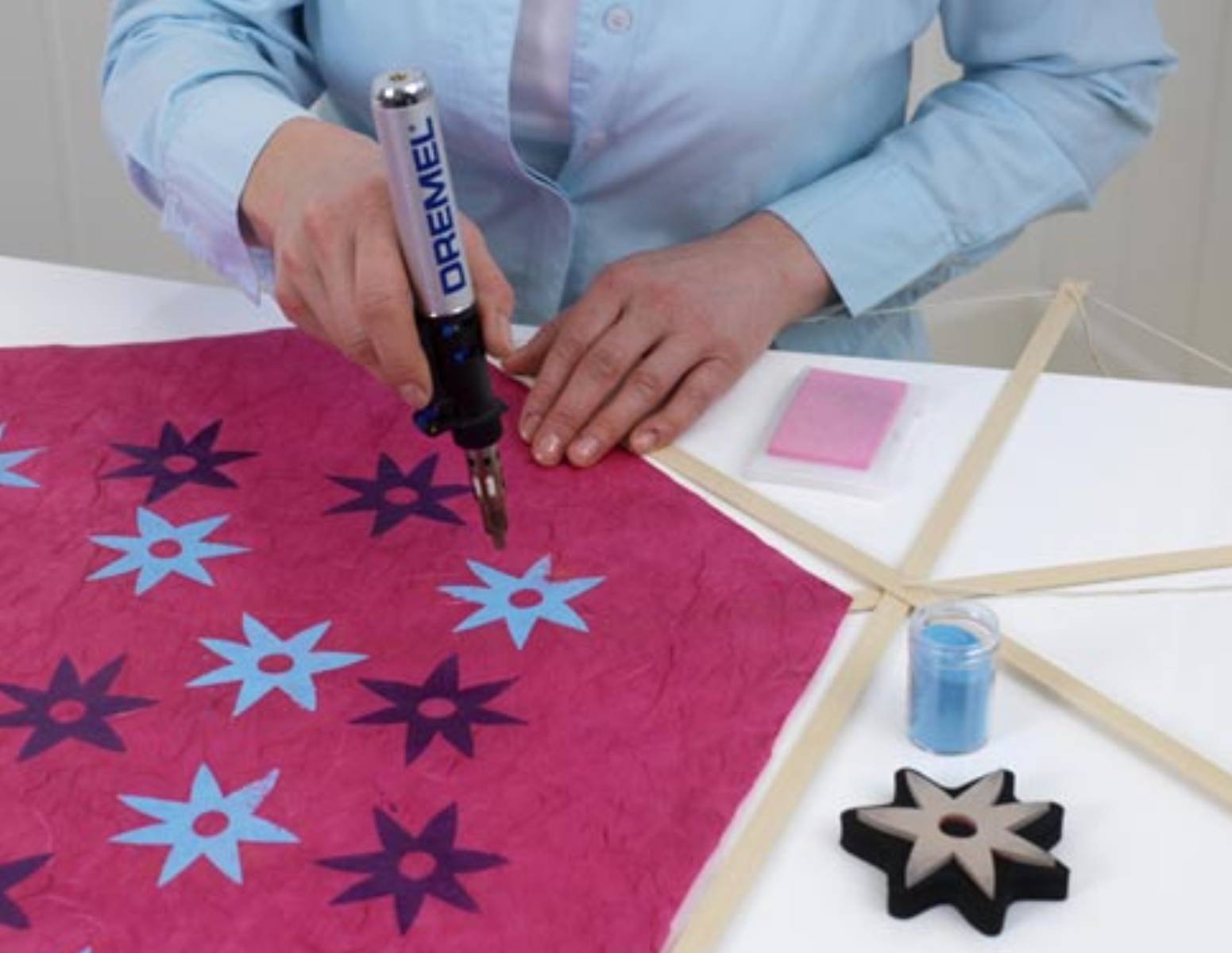 Krok czwarty - Przymocowanie powierzchni latawca do ramy Krok czwarty - Przymocowanie powierzchni latawca do ramy