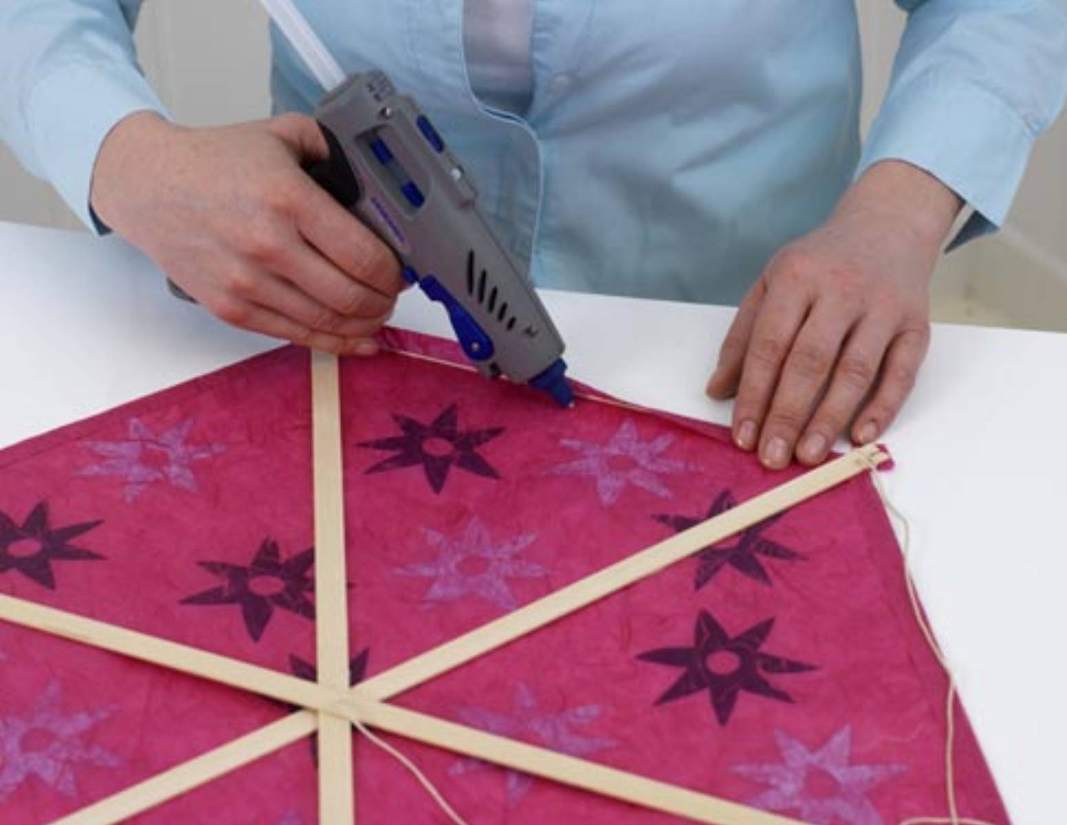 Krok trzeci - Dekorowanie powierzchni latawca Krok trzeci - Dekorowanie powierzchni latawca