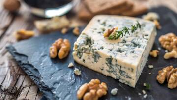 Ser pleśniowy z orzechami włoskimi