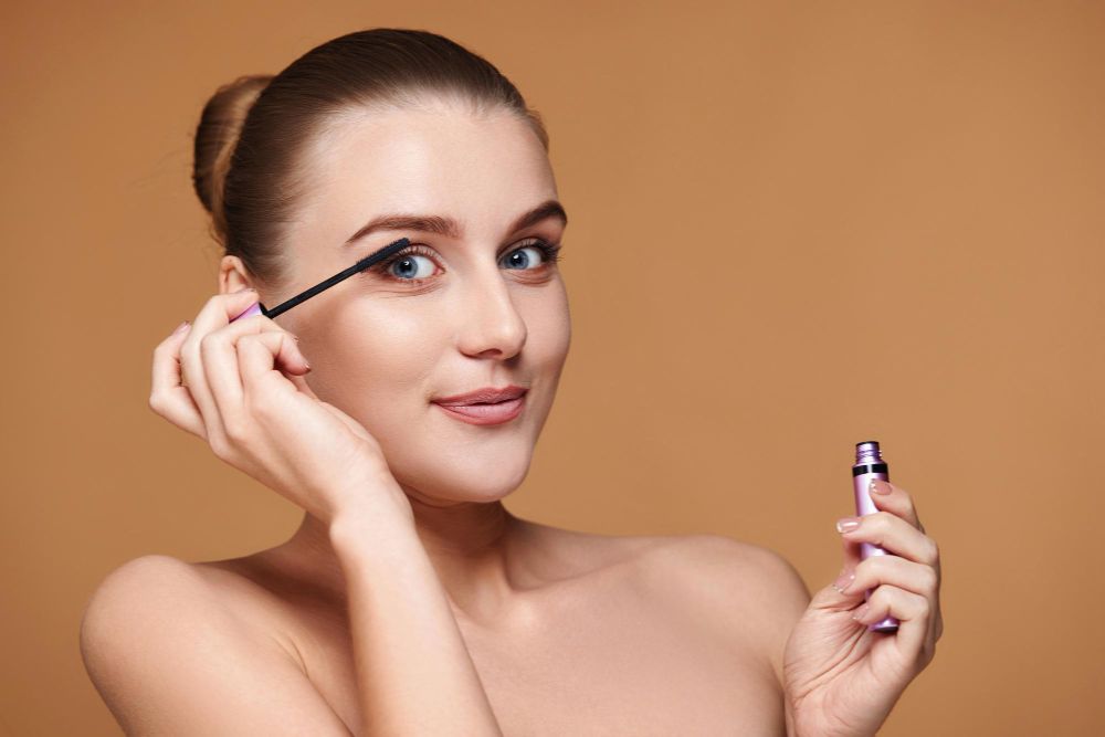 Jak powiększyć oczy makijażem: tusz do rzęs, zalotka, rozświetlenie kącika oka i cienka kreska