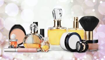 kosmetyki różne stojące na półce