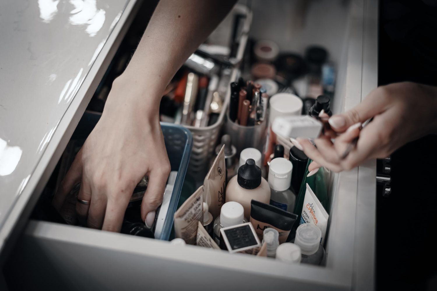 szuflada pełna kosmetyków