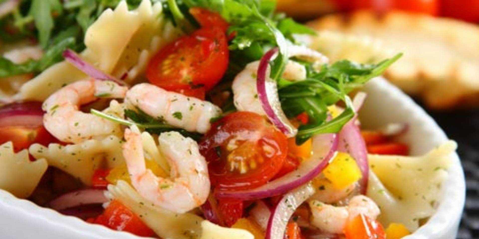 Sałatka makaronowa z krewetkami koktajlowymi Sałatka makaronowa z krewetkami koktajlowymi