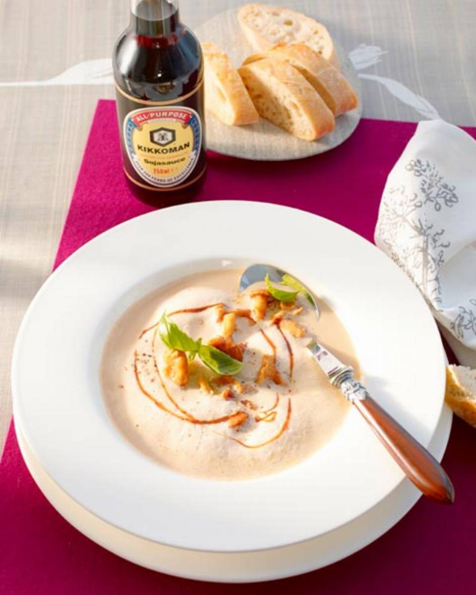 Zupa krem z ziemniaków, grzybów i sosem sojowym Kikkoman