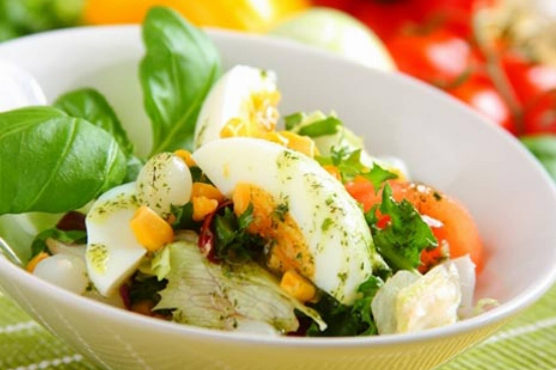 Łatwa wielkanocna sałatka wiosenna