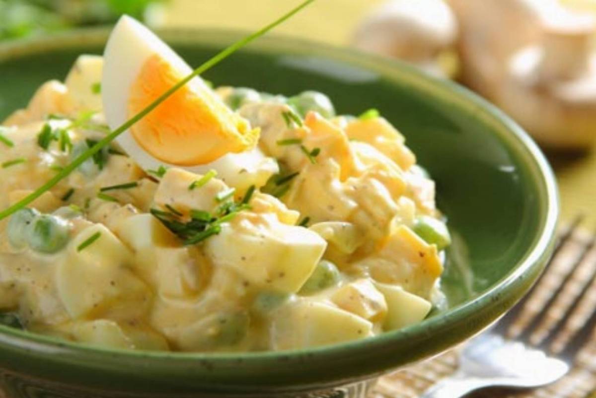 Wielkanocna sałatka z pieczarkami i jajkami