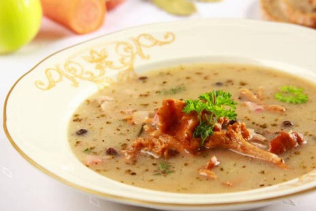 Żurek śląski po myśliwsku z kurkami