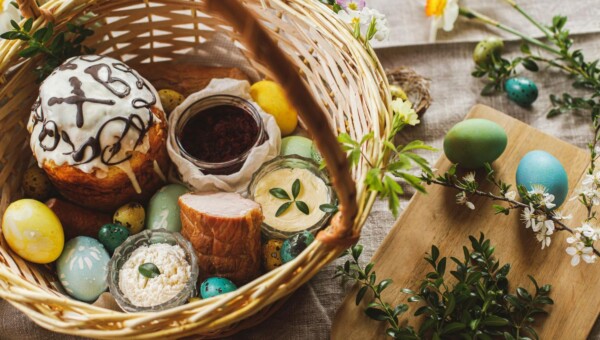 Co włożyć do wielkanocnego koszyka ze święconką?