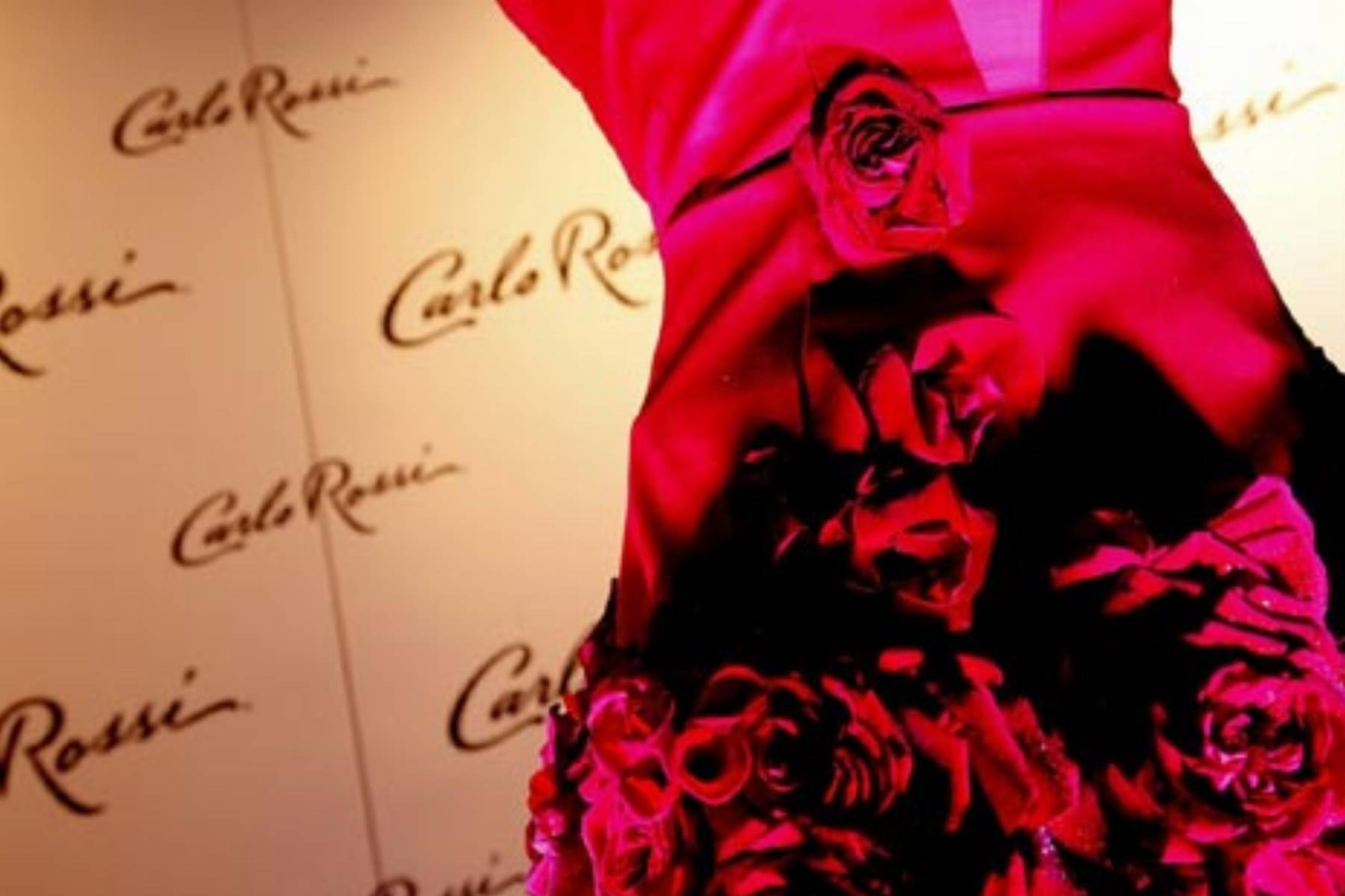 Kreacja Carlo Rossi z tysiecy platkow roz