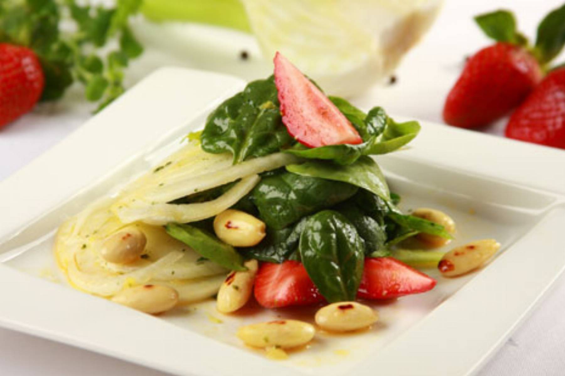 Knorr - salatka szpinakowa z truskawkami