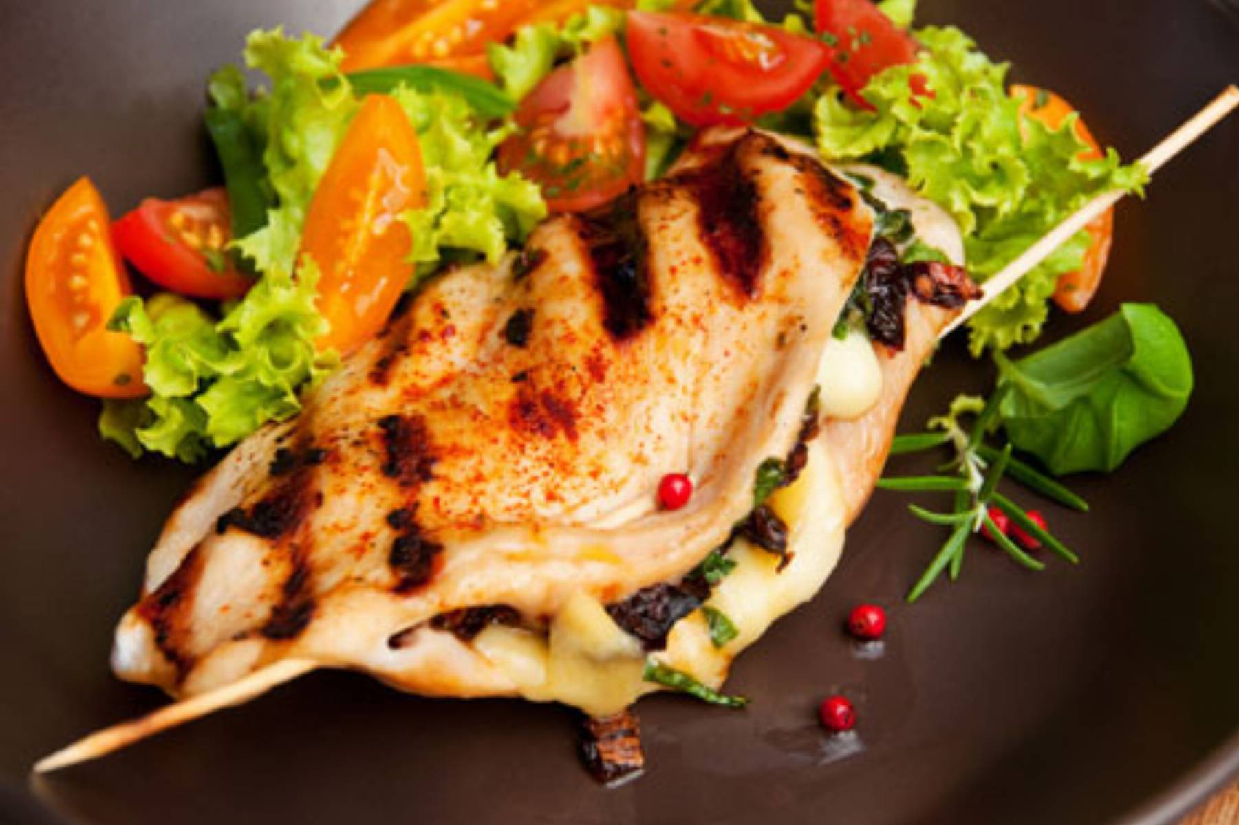 Faszerowany filet z kurczaka z sosem musztardowo-paprykowym