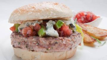 Lekka przekąska na lato – hamburgery z kurczaka z kolendrą, chilli podane z salsą pomidorową