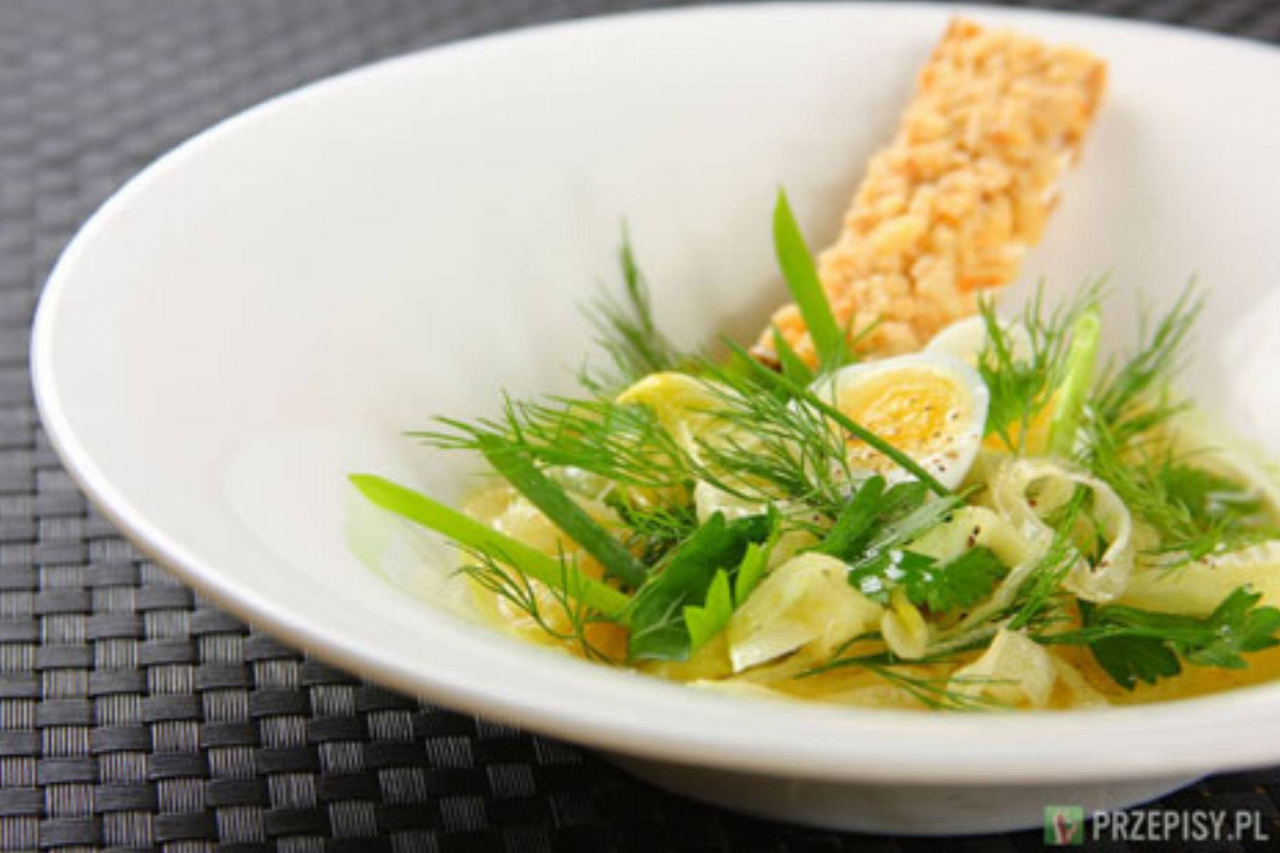 Salatka z mlodych ziol z fenelem i oliwa