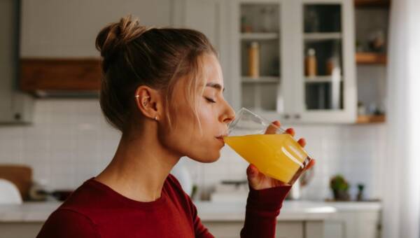 kobieta pijąca sok