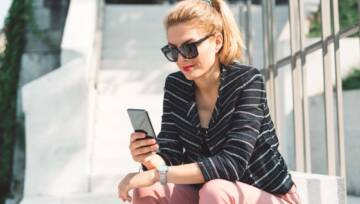 Młoda kobieta używająca telefonu komórkowego