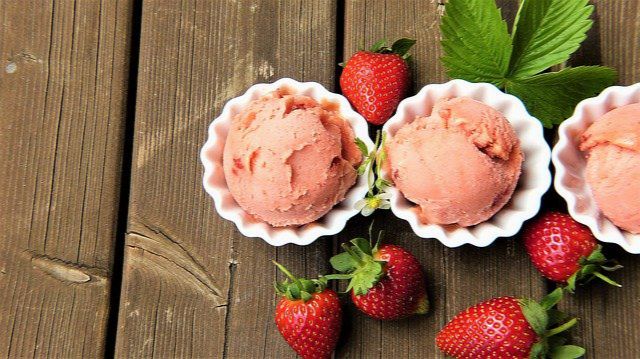 domowe lody truskawkowe