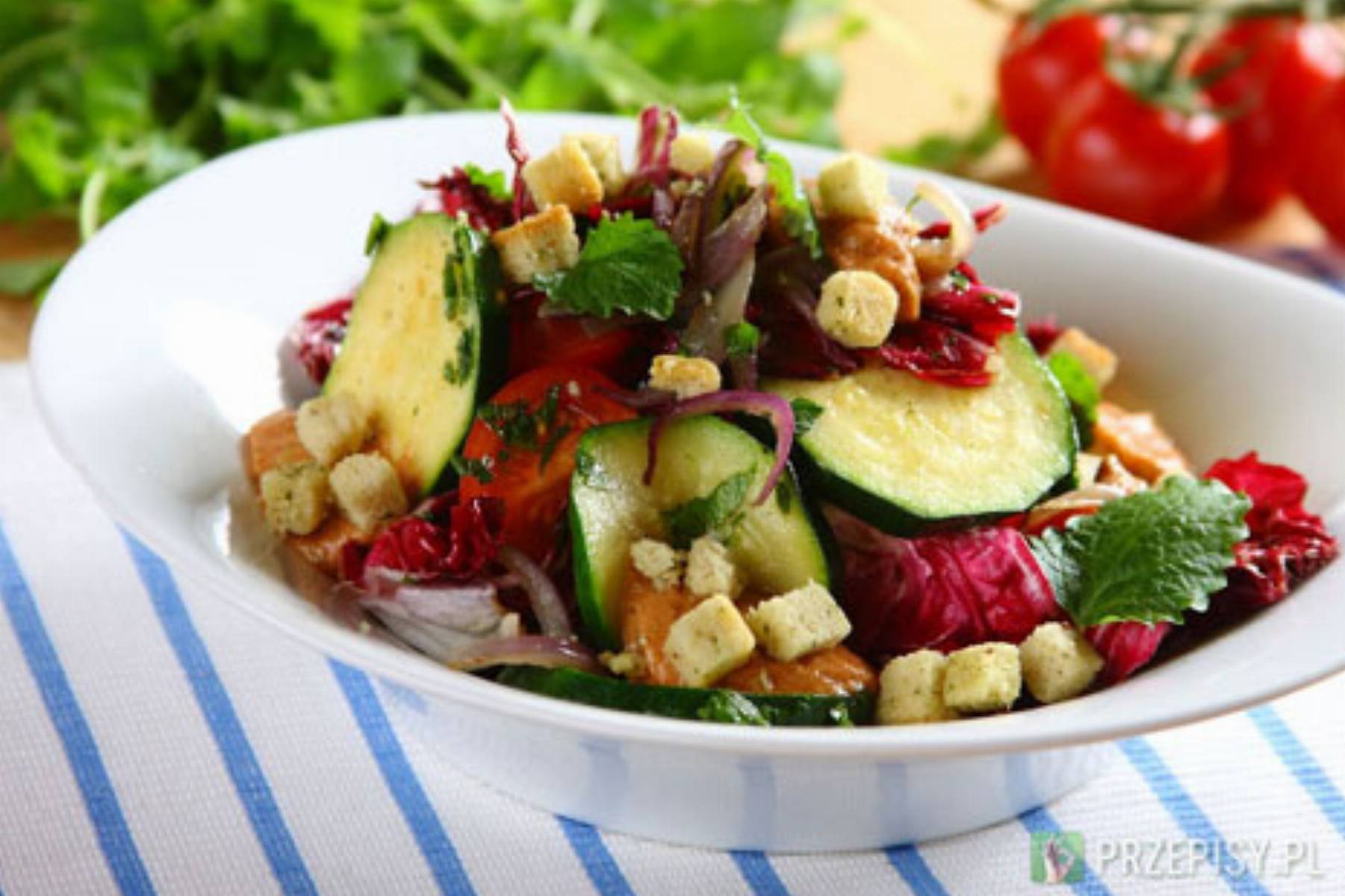 Cukinia z czerwona cebula i pomidorami