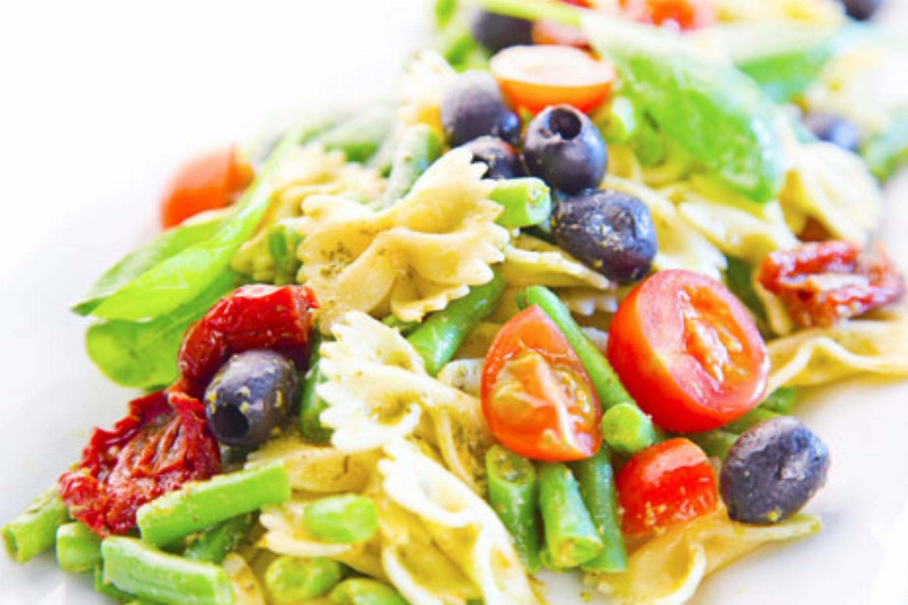 Zielona salatka z makaronem