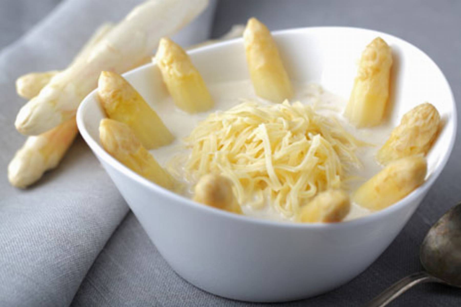 Zupa ze szparagow Fot. Miedzybrodzki Makaron