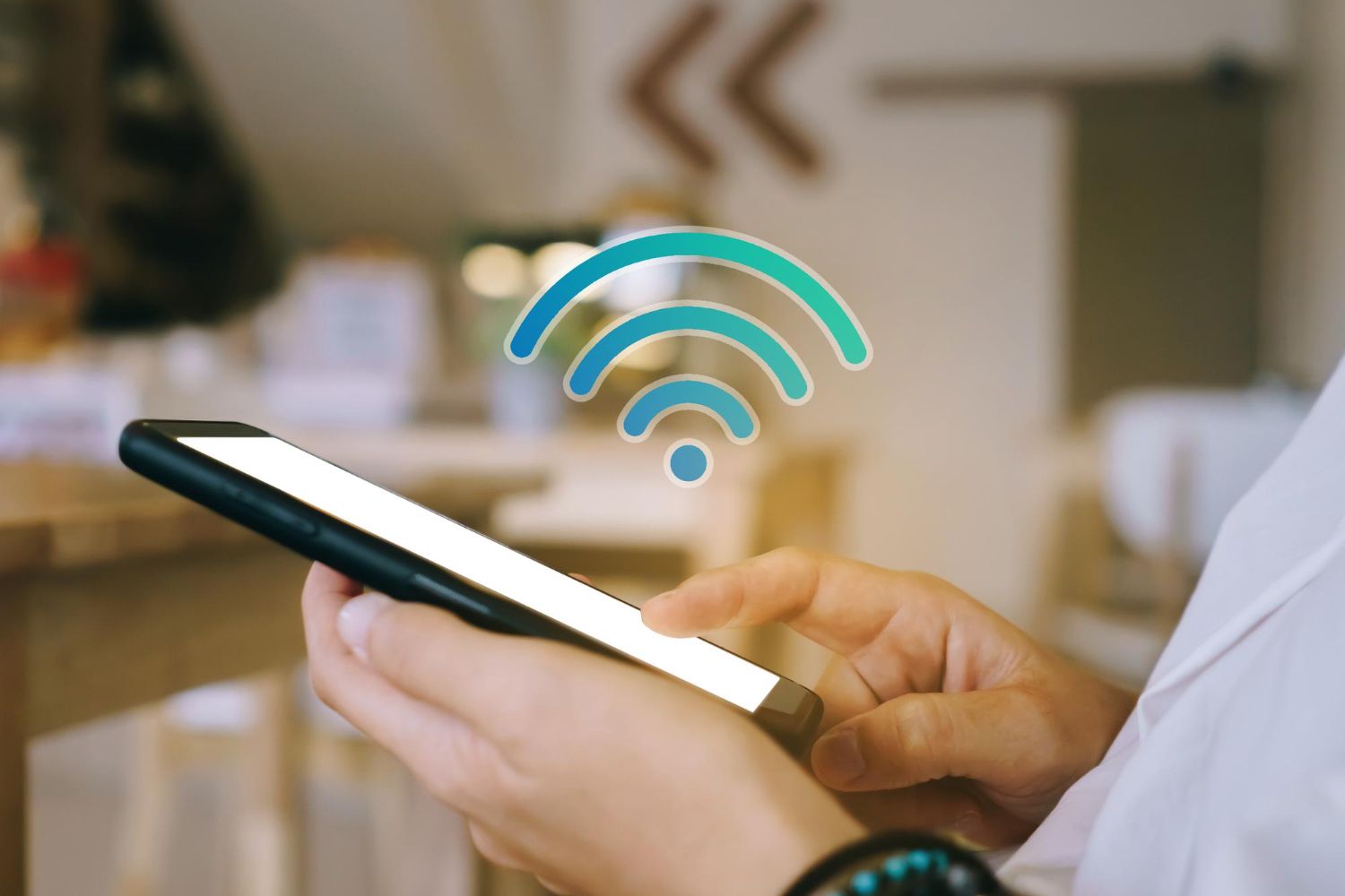 mężczyzna  używający telefonu komórkowego