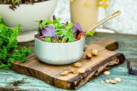 Sałatka z rukoli i grillowanych boczniaków i pieczarek z orzechami Sałatka z rukoli i grillowanych boczniaków i pieczarek z orzechami