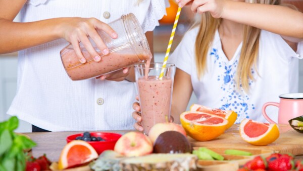 Smoothie pijąca rodzina