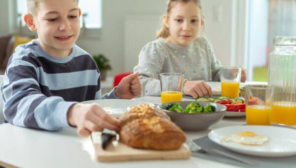 dzieci jedzą kanapki na śniadanie