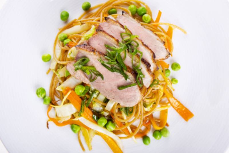 pelnoziarniste-speghetti-w-azjatyckim-stylu-z-kaczka-w-sosie-teriyaki