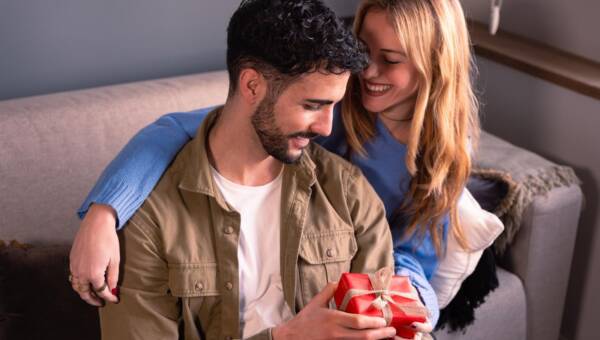 rozdawanie prezentów na dzień chłopaka