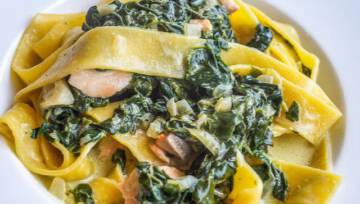 Makaron wstążka z tuńczykiem i szpinakiem