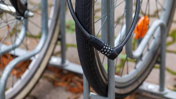 Zbliżenie koła rowerowego z zamkiem