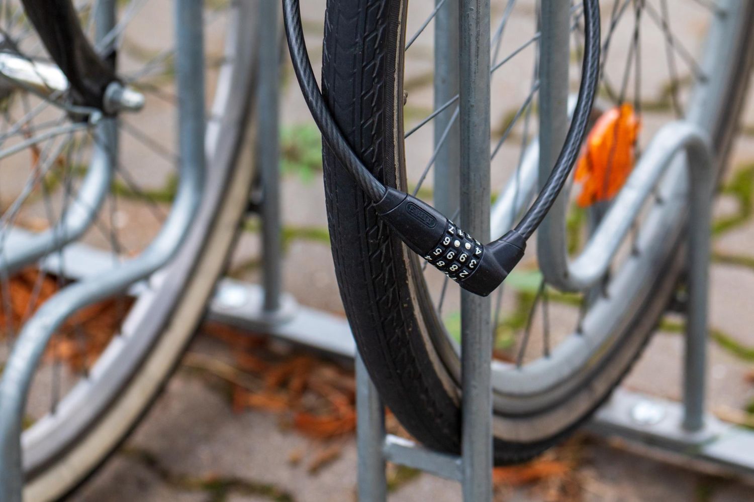 Zbliżenie koła rowerowego z zamkiem