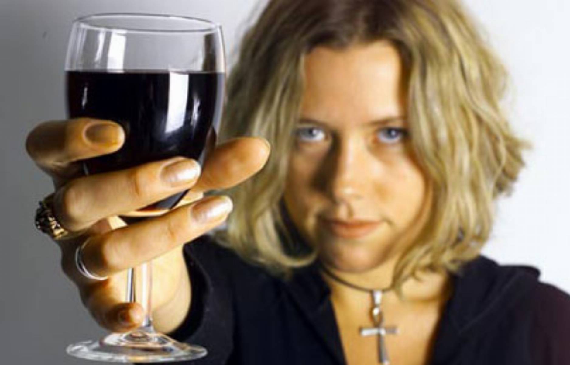 Признаки пьющей женщины. Лицо женского алкоголизма. Внешний вид пьющей женщины. Алкоголичное лицо женщины. Алкоголизм у женщин лицо.