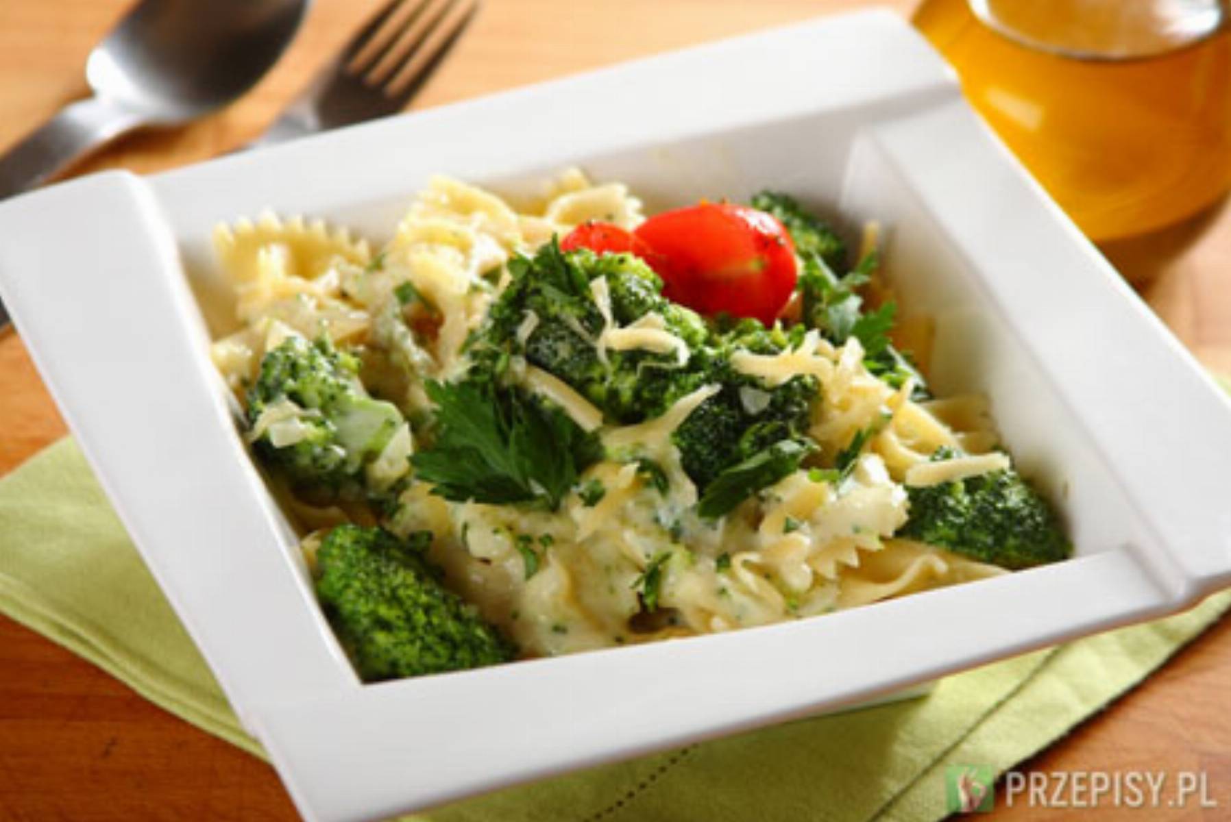 Makaron z brokulami i serem
