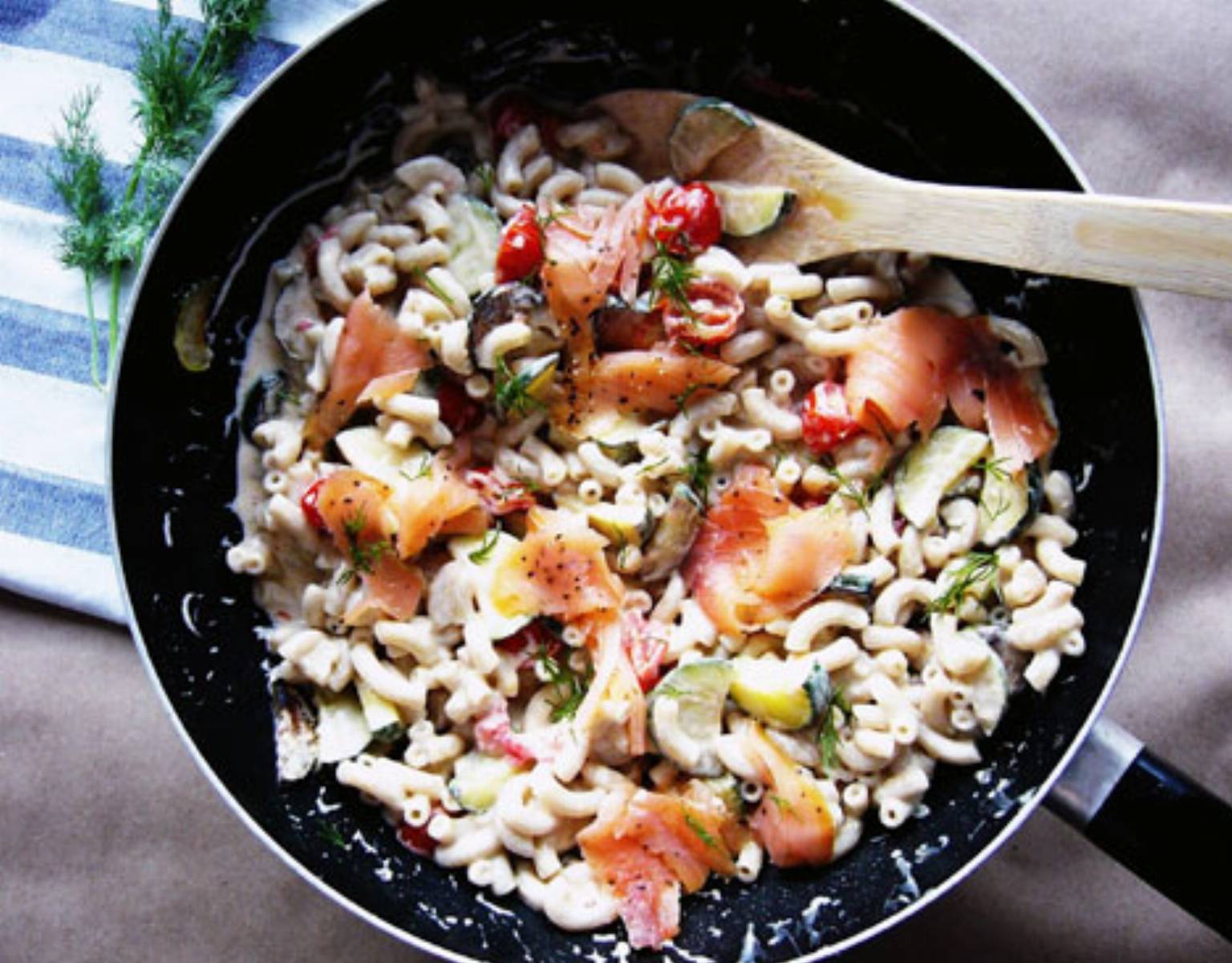 Pelnoziarnisty makaron z wedzonym lososiem i smietanka