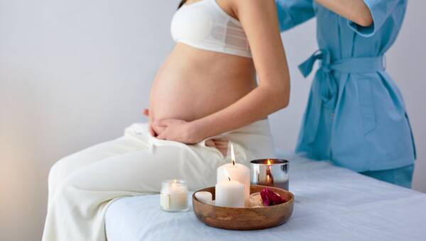 Fizjoterapeuta Masuje Plecy I Ramiona Kobiety W Ciąży