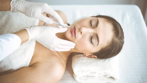 wypełnianie ust kwasem hialuronowym