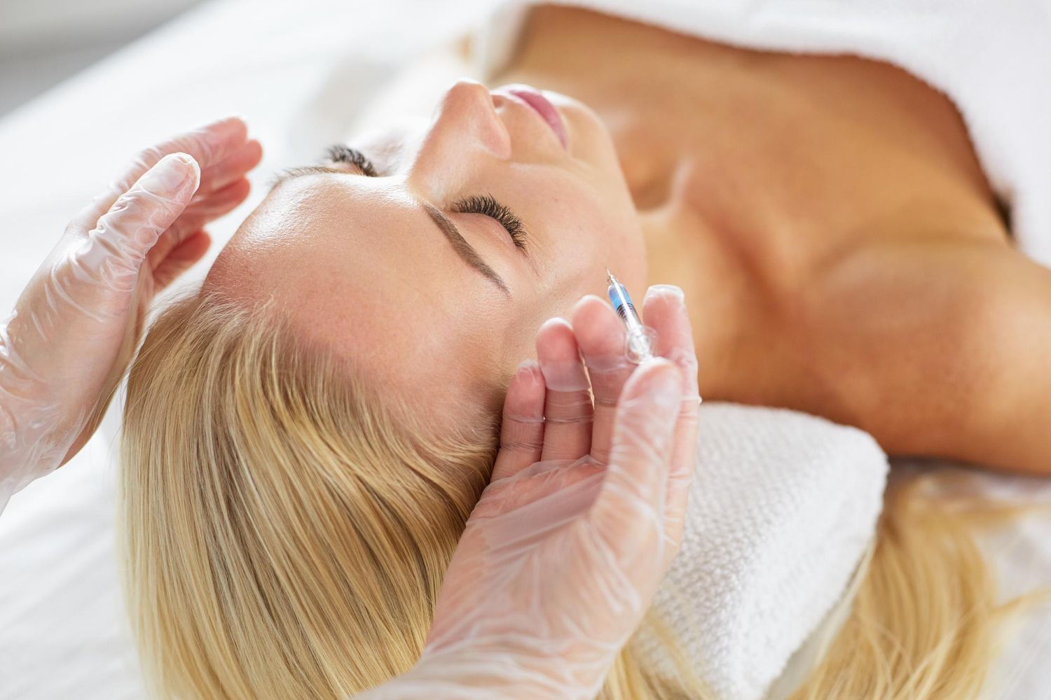 zabieg wstrzykiwania kwasu hialuronowego